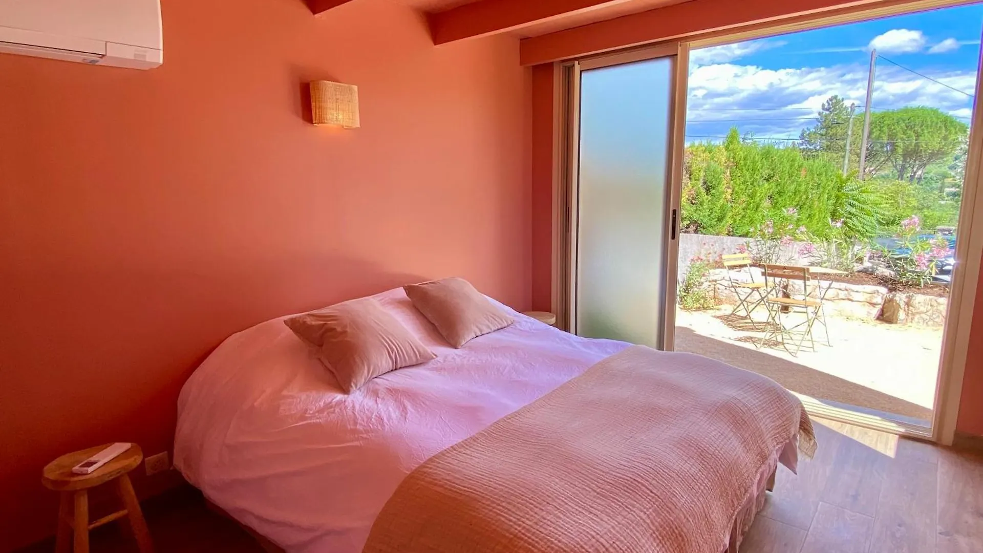 Holiday home Maison Pour 12P, Piscine A Debordement Chauffee D'Avril A Octobre Inclus Ruoms France